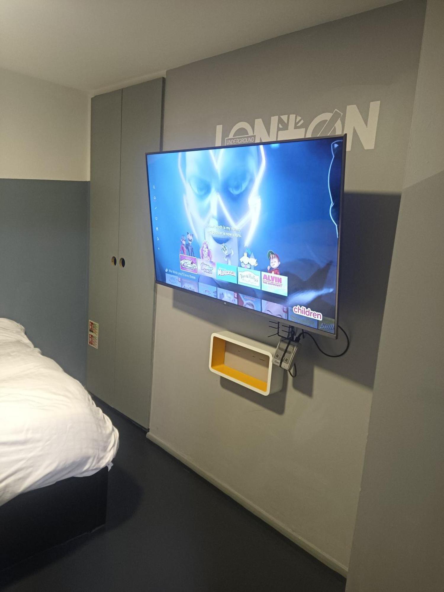Luxurious En-suite Soft Water Air Conditioning Tv Etherium Guest house